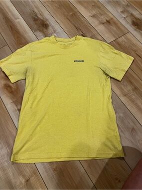 Patagonia P-6 Responsibility T-shirt Men’s Medium Yellow